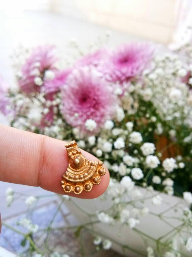 brass charms – Discover now: Detailed image showcasing Design No. 1 with a vintage finish.