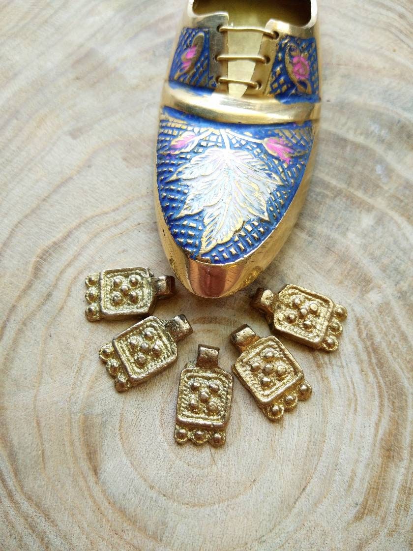 Antique Brass Charms – Elegant antique brass charm showcasing a beautifully weathered finish.