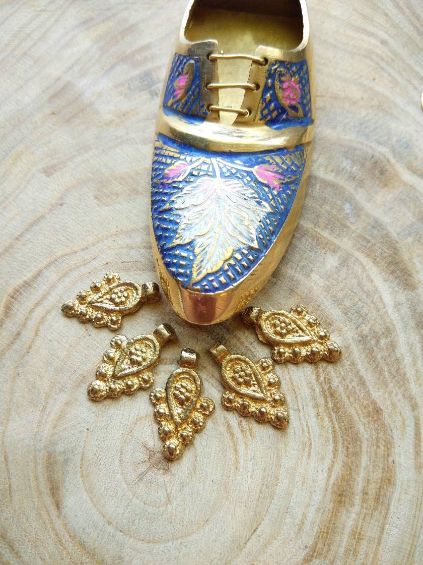 brass jewelry charms – Discover today: Detailed view showcasing vintage elegance in handcrafted charms.
