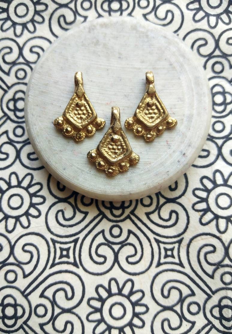 Macrame Bracelet Charms – Detailed view of a handcrafted charm for macrame bracelets.