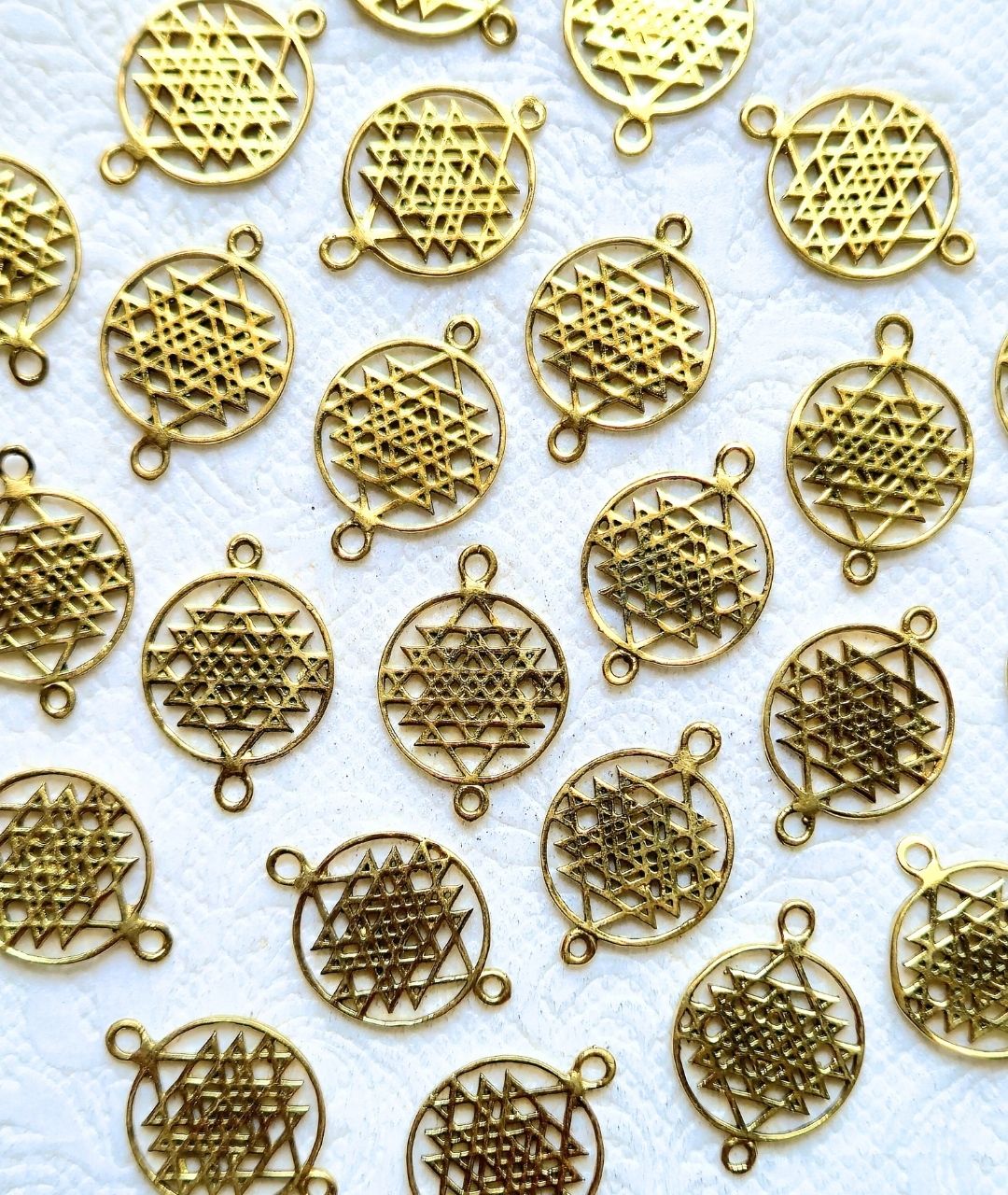 Sri Yantra Brass Charms – Macrame & Jewelry Supplies Sacred geometry meets timeless design in these Sri Yantra brass connectors. Featuring the iconic yantra pattern in antique gold-tone brass, these round openwork charms are perfect for spiritual jewelry, symmetrical macrame pieces, and boho crafts. Lightweight, symbolic, and easy to integrate into your projects. ✔️ Available in packs of 5, 10, or 20 ✔️ Silver finish available by request ✔️ Custom picks available for 50+ pcs – contact us Let your creativity flow with these powerful sacred geometry brass connectors! 🕉️