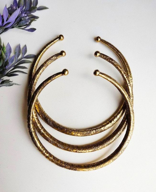 Swirl Finish Brass Choker Set