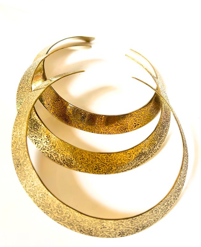 Standout Floral Pattern Collar Brass Choker Set